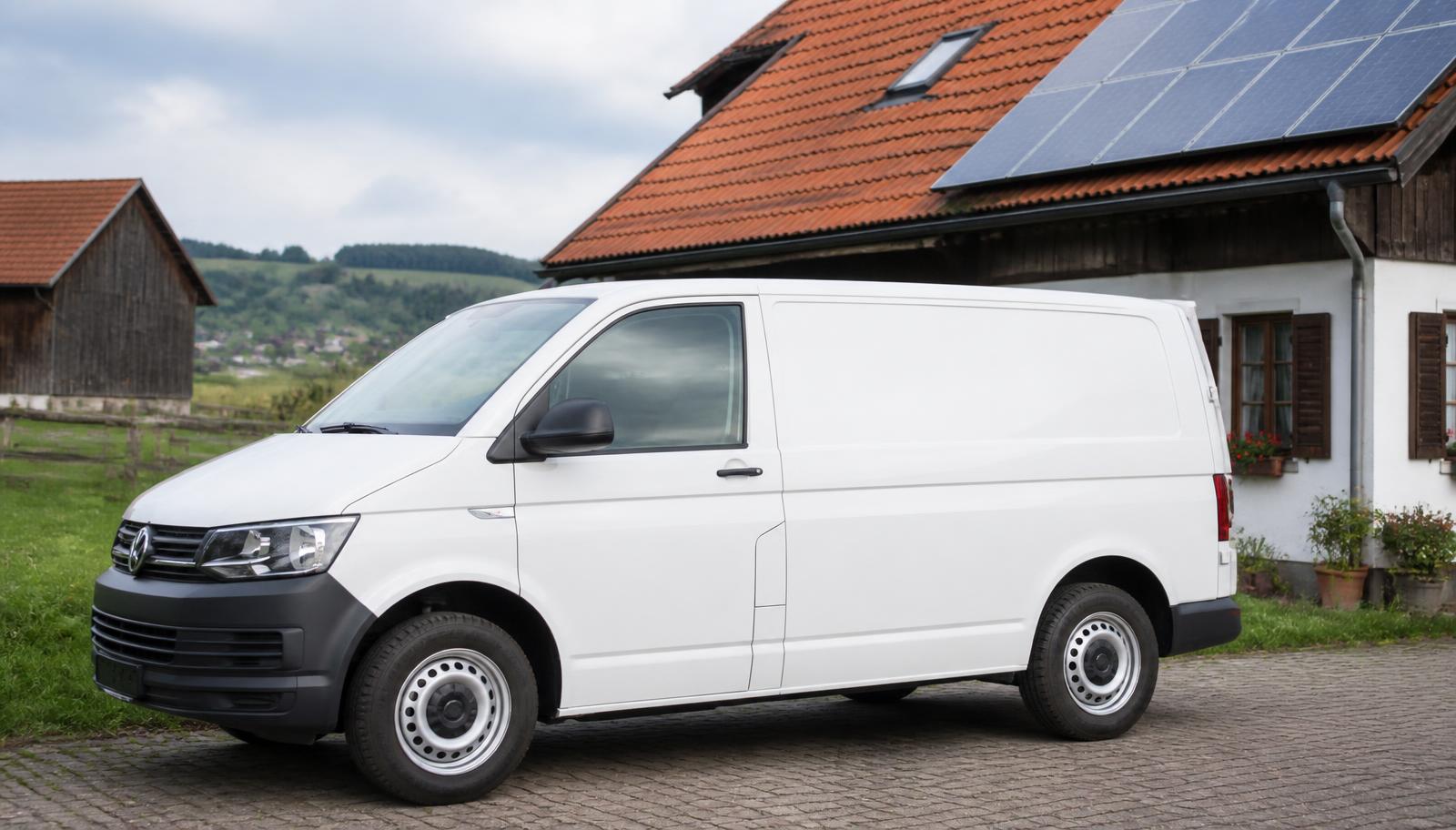 Servicefahrzeug vor einem Wohnhaus in der Region